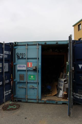 594935-19 Container 20-fot med innehåll, skruv, kablage m.m.
