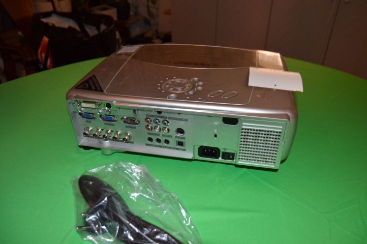 593695-5 Projector Hitachi CP-X885