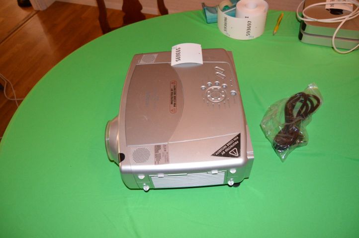 593695-6 Projector Hitachi CP-X885