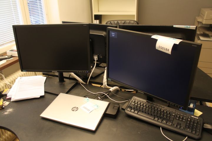 550184-1 Computer screen 2 Samsung S24E650 with keyboard and computer mouse