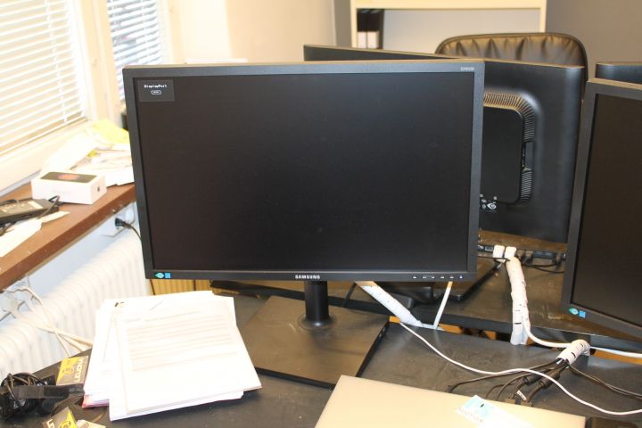 550184-3 Computer screen 2 Samsung S24E650 with keyboard and computer mouse