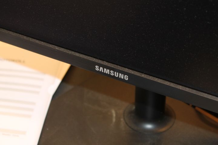 550184-4 Computer screen 2 Samsung S24E650 with keyboard and computer mouse