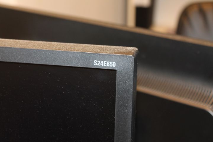 550184-5 Computer screen 2 Samsung S24E650 with keyboard and computer mouse