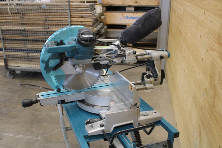 591255-6 Cutting saw with saw table Makita WST01