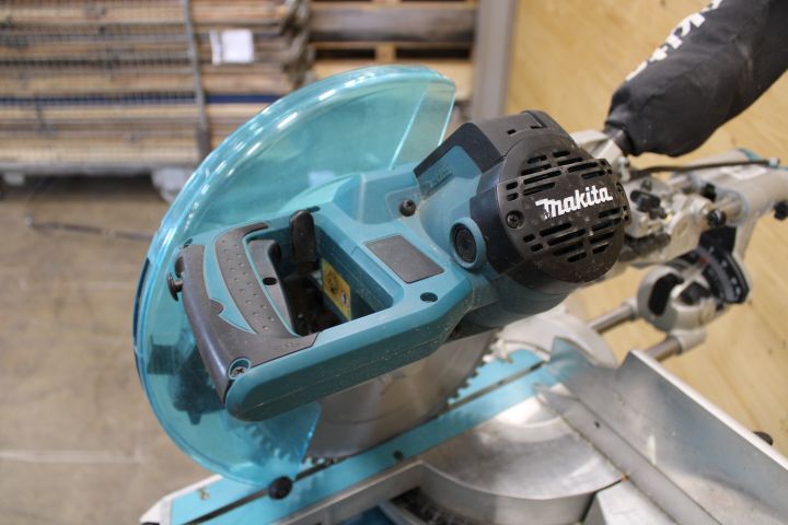 591255-7 Cutting saw with saw table Makita WST01