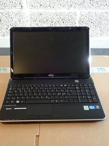 520036-1 Fujitsu Lifebook AH531