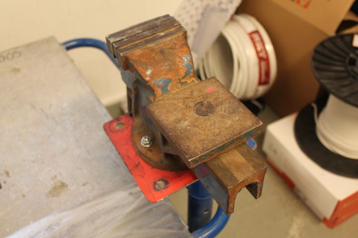 602737-4 Tool trolley with vice 127x74x73