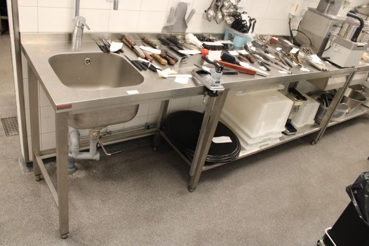 609790-1 Diskbänk/arbetsbänk med ho  i rostfritt stål 260cm