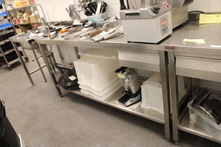 609790-3 Diskbänk/arbetsbänk med ho  i rostfritt stål 260cm