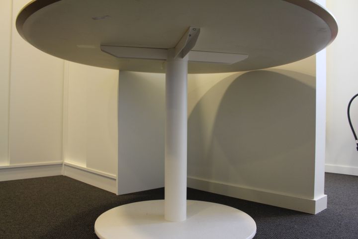 602985-3 1 round table