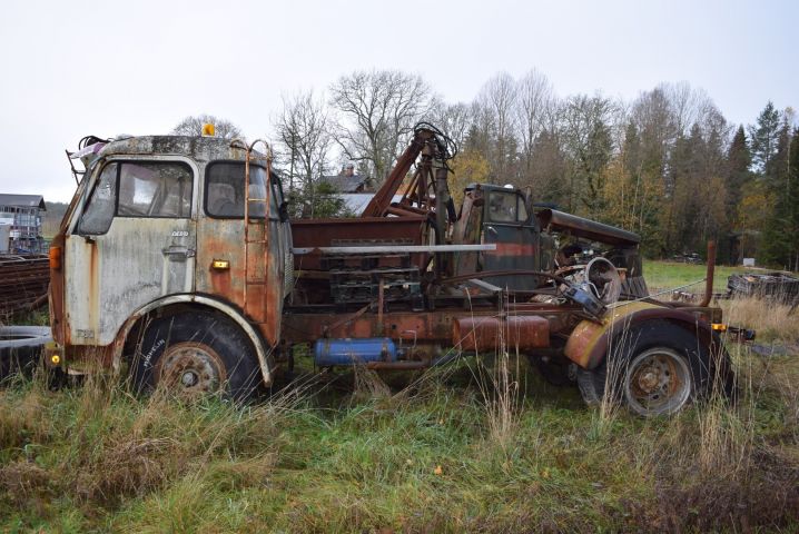 613705-2 A-tractor Volvo F85 (missing engine) - 1972