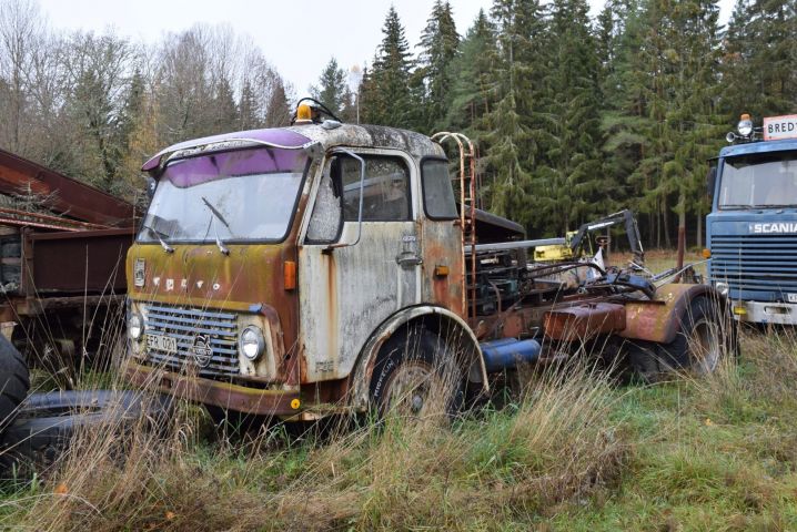 613705-1 A-tractor Volvo F85 (missing engine) - 1972