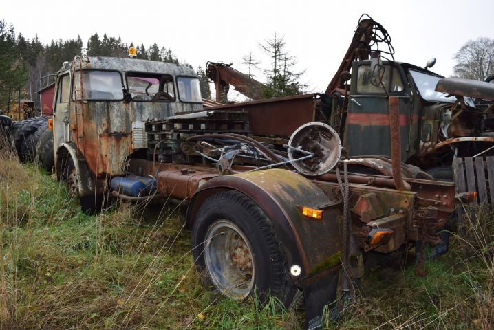 613705-3 A-tractor Volvo F85 (missing engine) - 1972