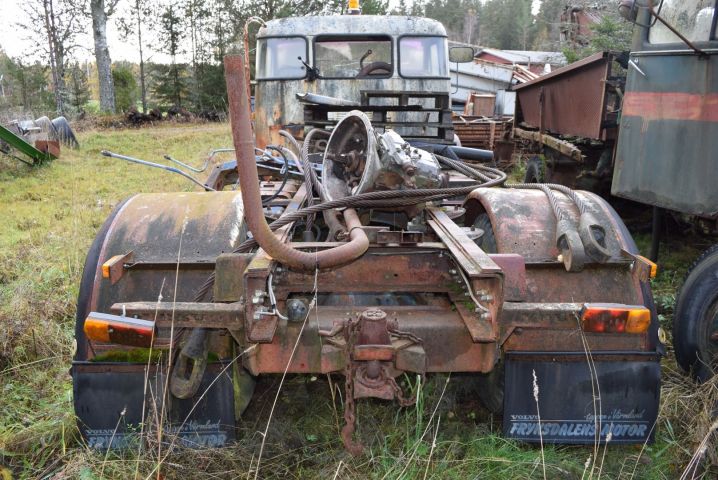 613705-4 A-tractor Volvo F85 (missing engine) - 1972