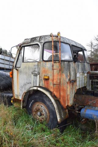 613705-6 A-tractor Volvo F85 (missing engine) - 1972