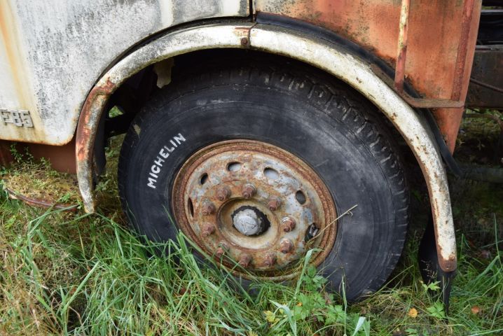 613705-7 A-tractor Volvo F85 (missing engine) - 1972