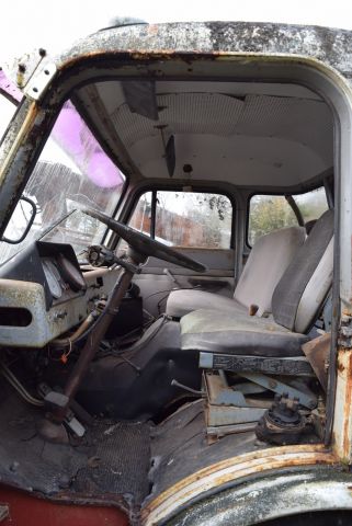 613705-9 A-tractor Volvo F85 (missing engine) - 1972