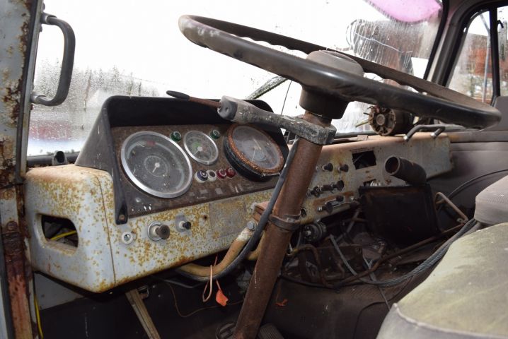 613705-10 A-tractor Volvo F85 (missing engine) - 1972