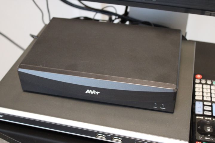 595020-4 Videokonferensutrustning: LG 60" på stativ, AVer VCBridge m.m.