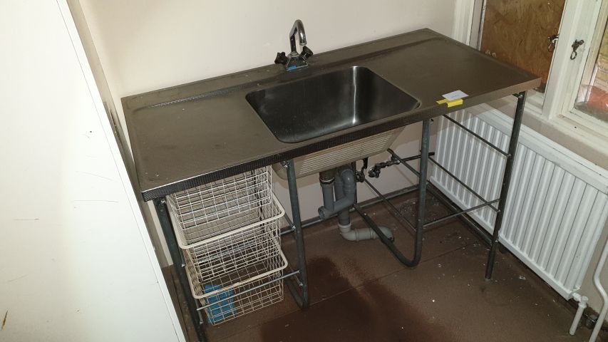 542417-1 Tvättbänk, rostfri med korghyllor