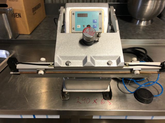 614792-1 Semi-automatic sealing machine for watery objects