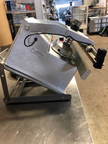 614792-3 Semi-automatic sealing machine for watery objects