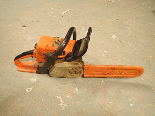 577953-2 Chainsaw STIHL 023