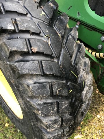 616934-29 Tractor - John Deere 5820 -05