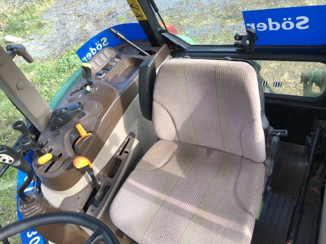 616934-11 Tractor - John Deere 5820 -05