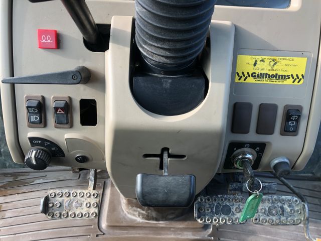 616934-21 Tractor - John Deere 5820 -05