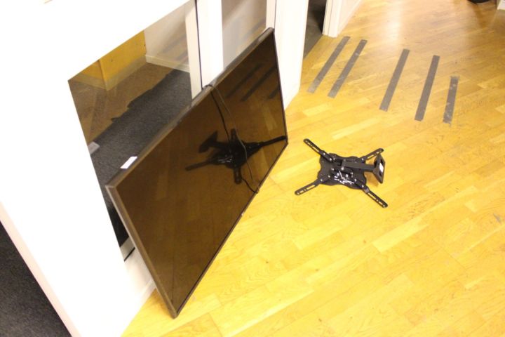 615819-1 TV LG with wall mount