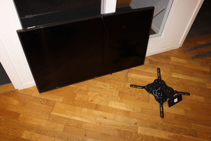 615819-2 TV LG with wall mount