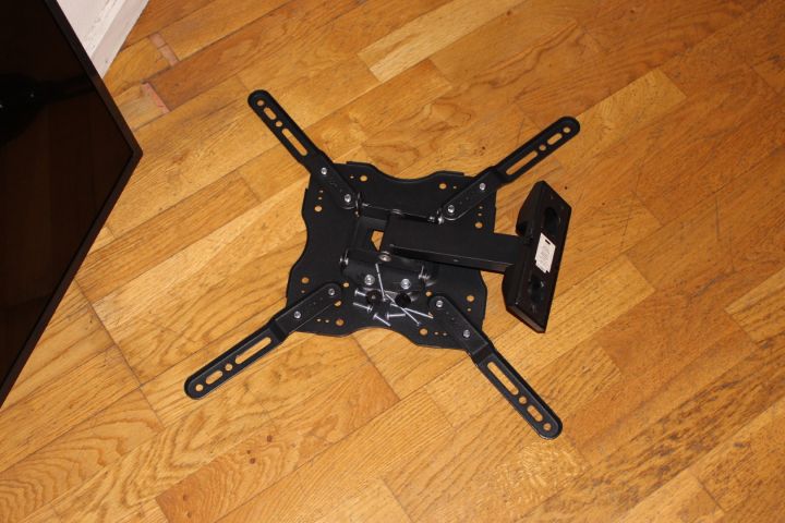 615819-3 TV LG with wall mount