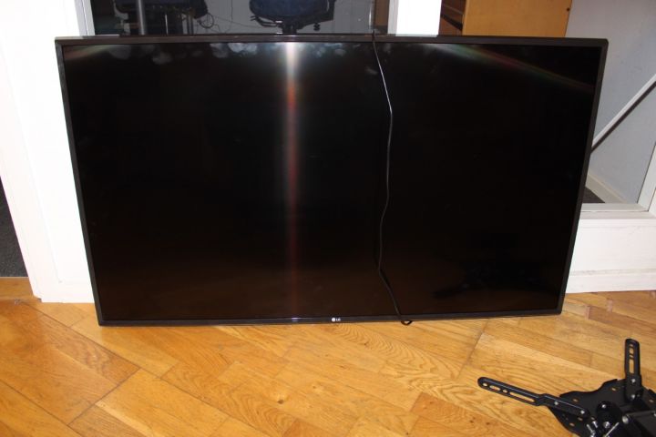 615819-4 TV LG with wall mount