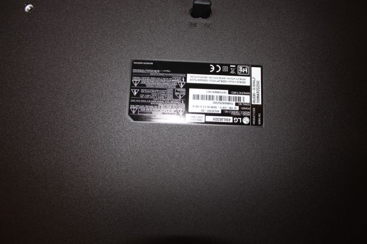 615819-5 TV LG with wall mount