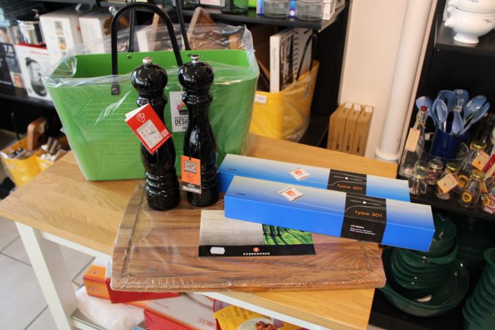 615578-1 Köksset: Salt- och pepparkvar Peugeot, 2st knivar Chroma, skärbräda, väska