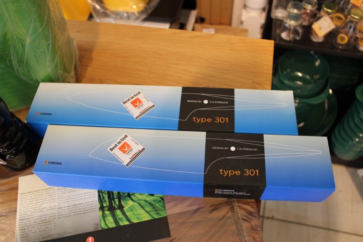 615578-2 Köksset: Salt- och pepparkvar Peugeot, 2st knivar Chroma, skärbräda, väska