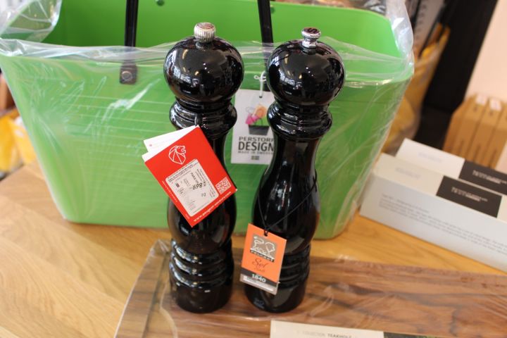 615578-7 Köksset: Salt- och pepparkvar Peugeot, 2st knivar Chroma, skärbräda, väska