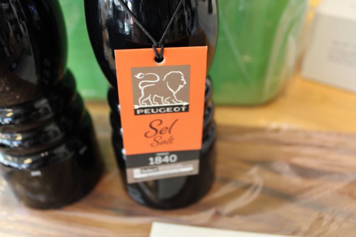 615578-9 Köksset: Salt- och pepparkvar Peugeot, 2st knivar Chroma, skärbräda, väska