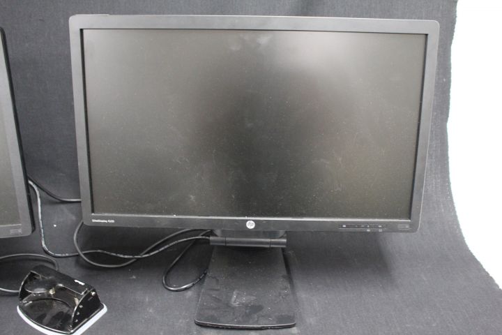 618894-3 2 computer monitors HP EliteDisplay E231 with keyboard and computer mice