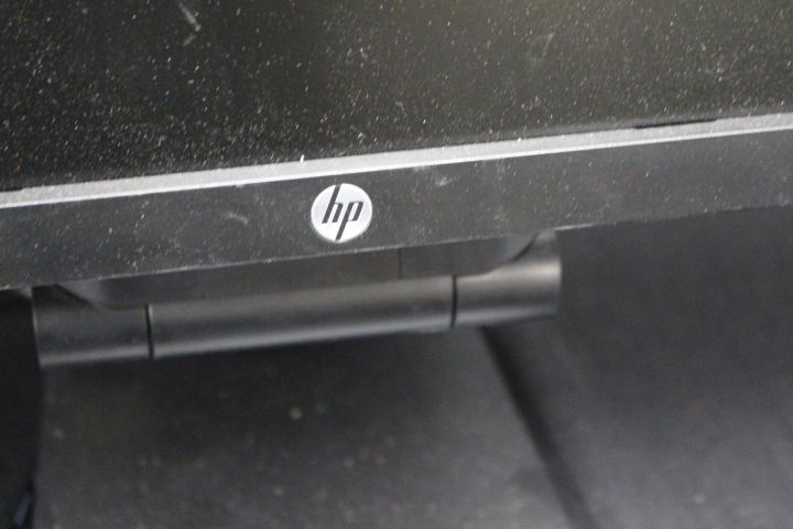 618894-6 2 computer monitors HP EliteDisplay E231 with keyboard and computer mice