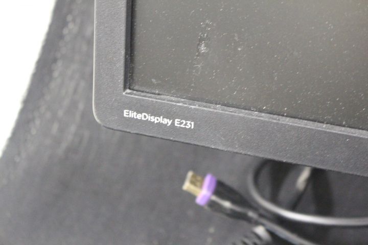 618894-5 2 computer monitors HP EliteDisplay E231 with keyboard and computer mice