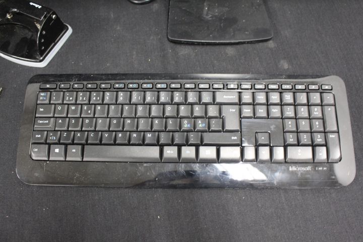 618894-8 2 computer monitors HP EliteDisplay E231 with keyboard and computer mice
