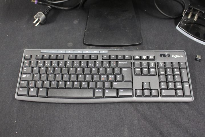 618894-7 2 computer monitors HP EliteDisplay E231 with keyboard and computer mice