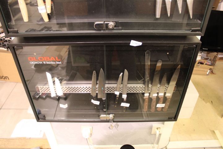 615658-1 Glasskåp vägghängd med magnetlist Global