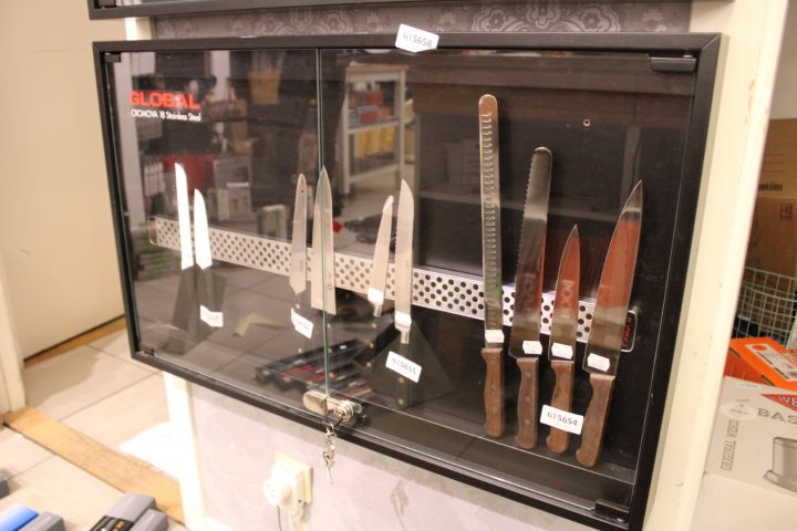 615658-2 Glasskåp vägghängd med magnetlist Global