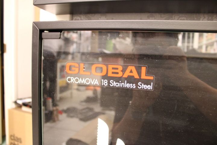 615658-3 Glasskåp vägghängd med magnetlist Global