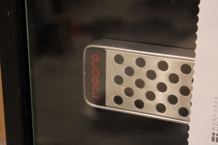 615658-4 Glasskåp vägghängd med magnetlist Global