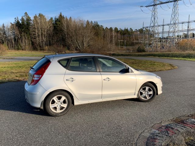 560442-2 Hyundai i30 1.6 CRDi 5 dr, 4450 km, new text about tax