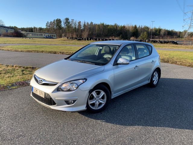 560442-5 Hyundai i30 1.6 CRDi 5 dr, 4450 km, new text about tax